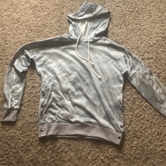 Light green cameo sweatshirt - Picture 1 of 2